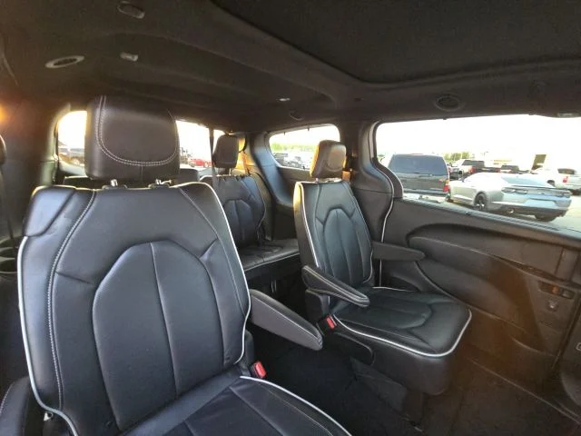 Used 2025 White Chrysler Limited image 16