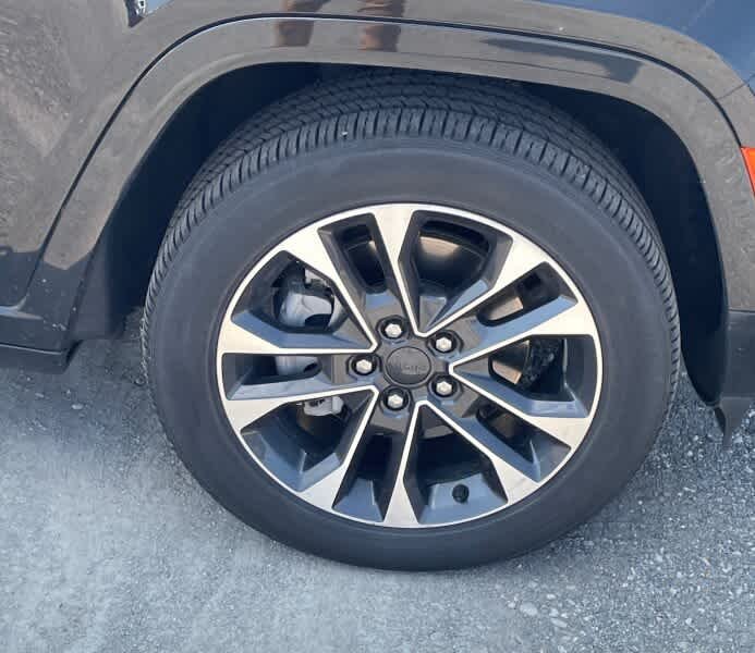 Used 2025 Diamond Black Crystal Pearlcoat Jeep Overland image 10