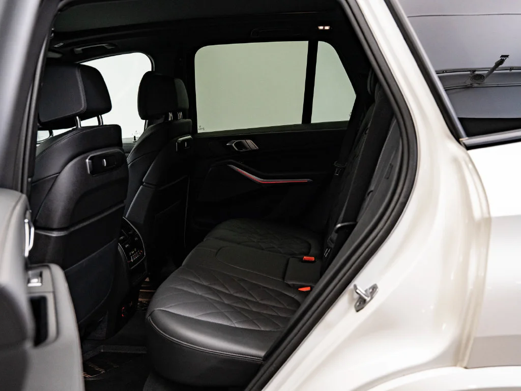 Used 2025 Mineral White Metallic BMW xDrive40i image 45
