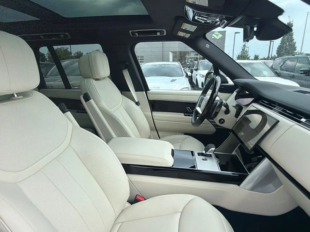 Used 2025 Batumi Gold Premium Metallic Land Rover SE image 13