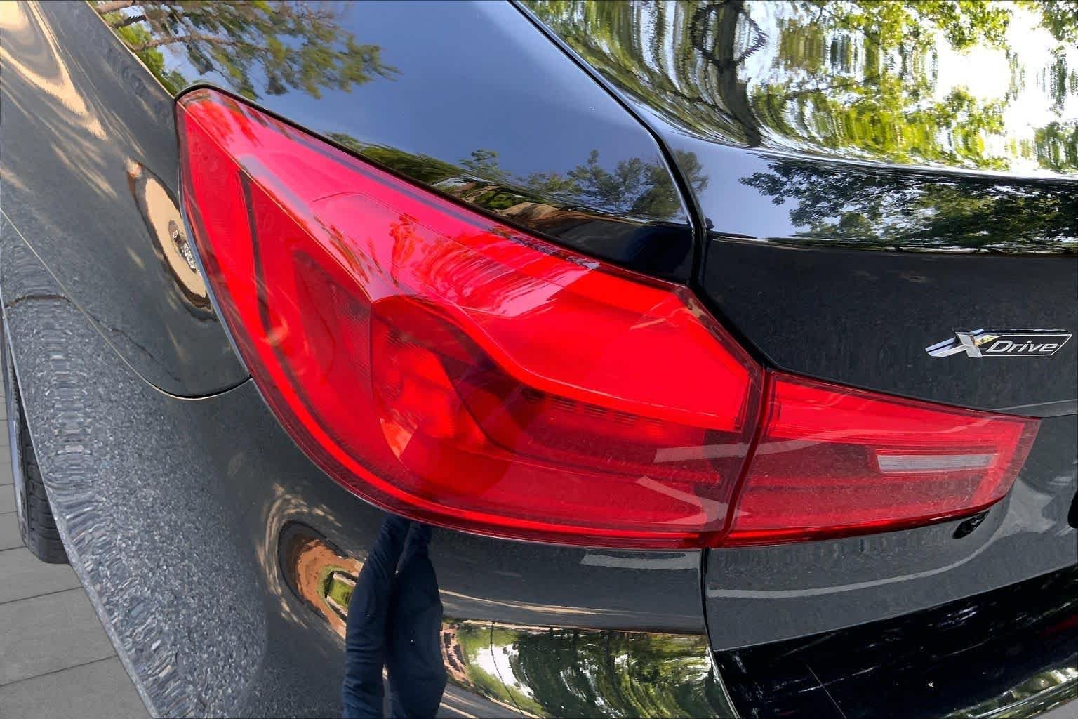 Used 2020 Black Sapphire Metallic BMW 530i xDrive image 27
