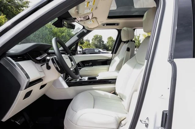 New 2026 White Land Rover SE image 4