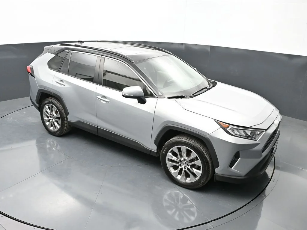 Used 2020 Silver Toyota XLE Premium image 39