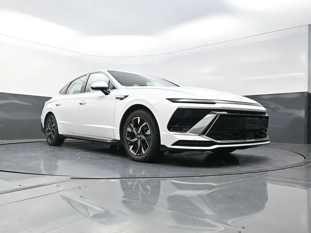 Used 2025 White Hyundai SEL image 31