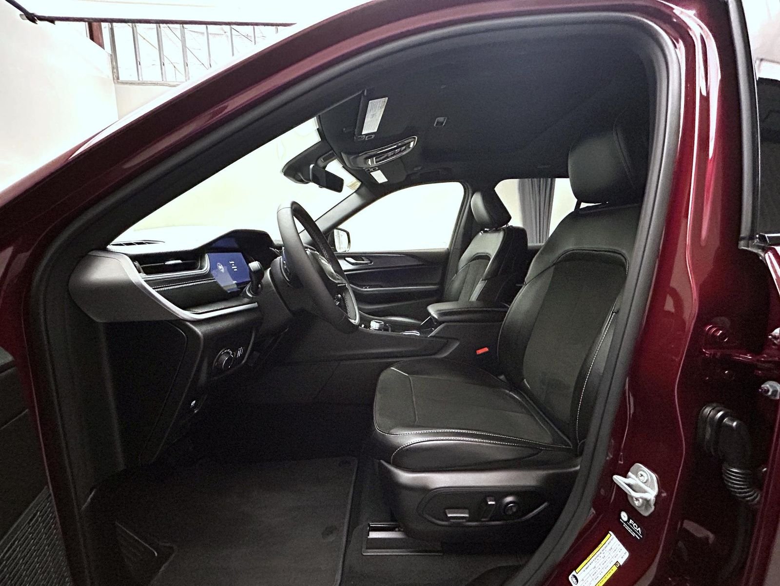 New 2025 Velvet Red Pearl-Coat Exterior Paint Jeep Altitude X image 10