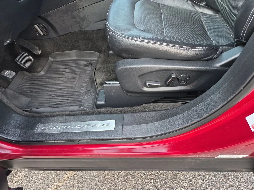Used 2017 Ruby Red Metallic Ford Limited image 13