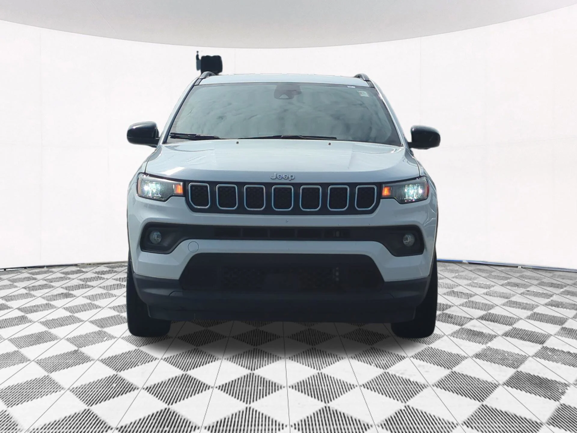 Used 2024  Jeep Latitude image 26