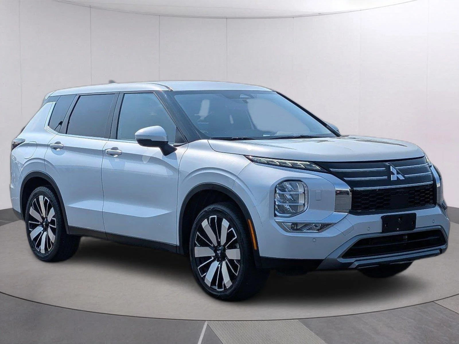 Used 2025 White Diamond Mitsubishi SE image 9