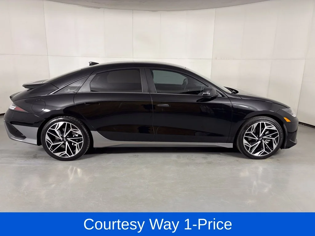 Used 2023 Black Hyundai SEL image 12
