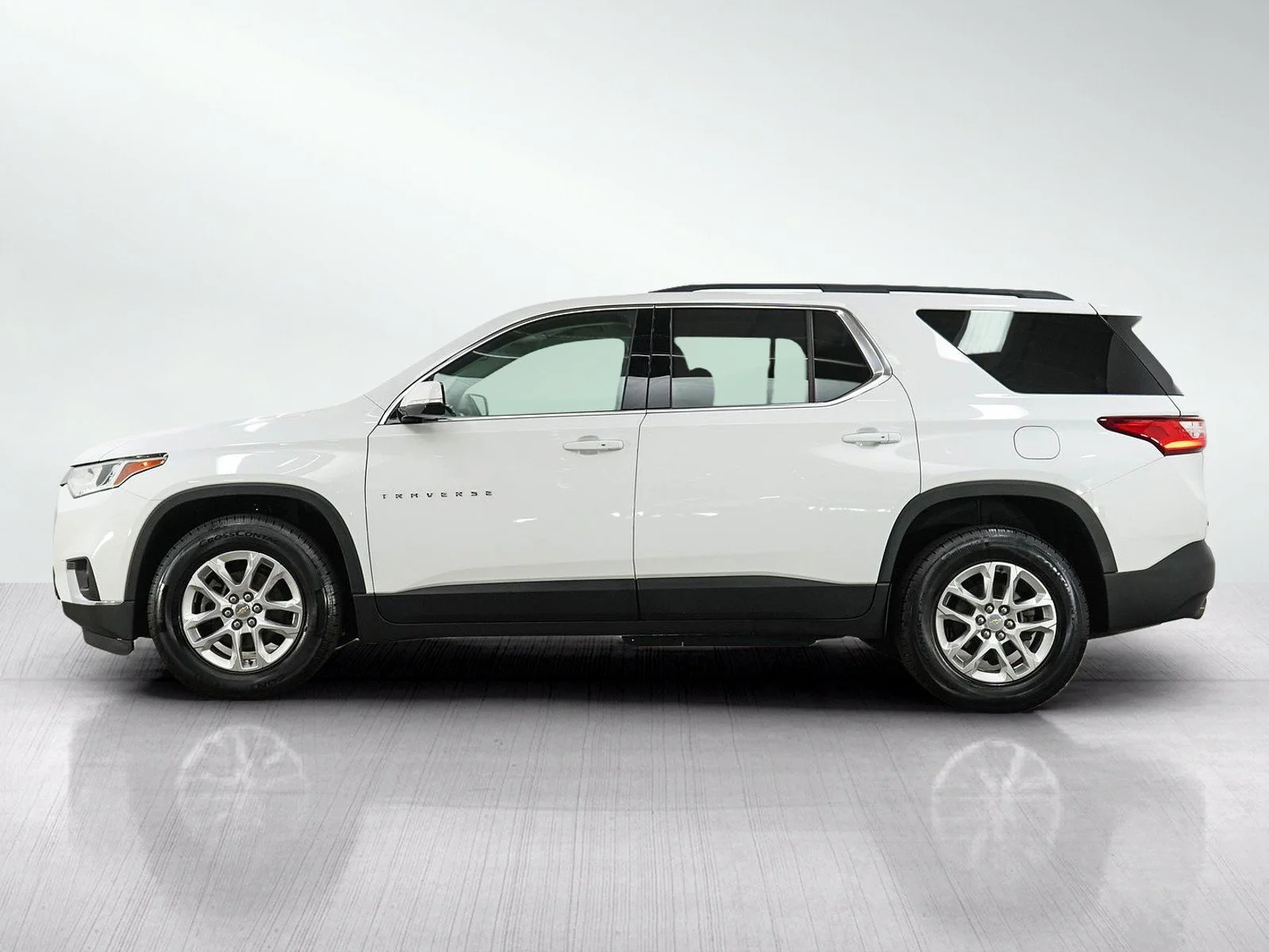 Used 2019 Chevrolet Traverse 1LT with VIN 1GNEVGKW1KJ169014 for sale in Burnsville, Minnesota