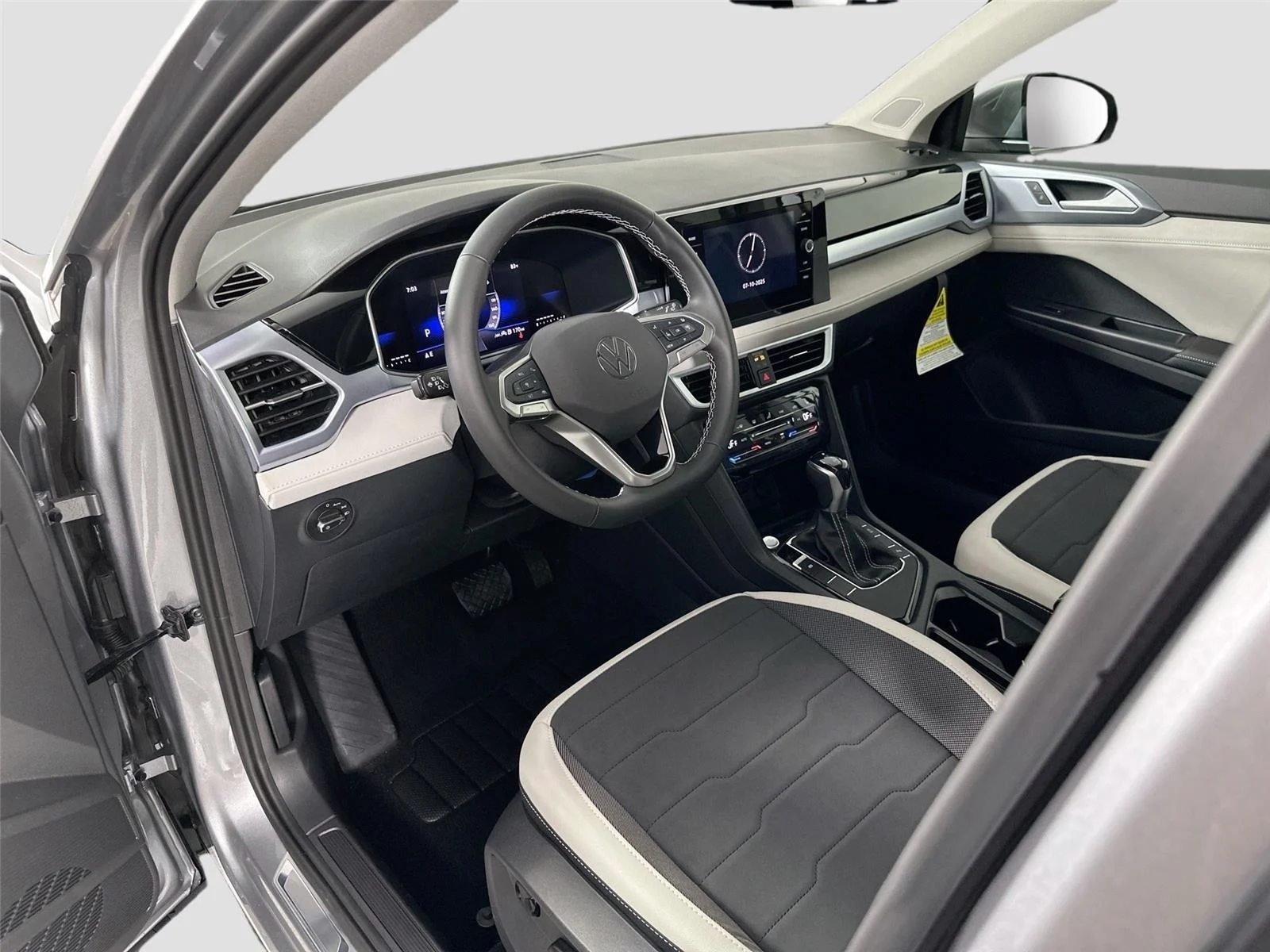 2025 Volkswagen Taos SE - Photo 10