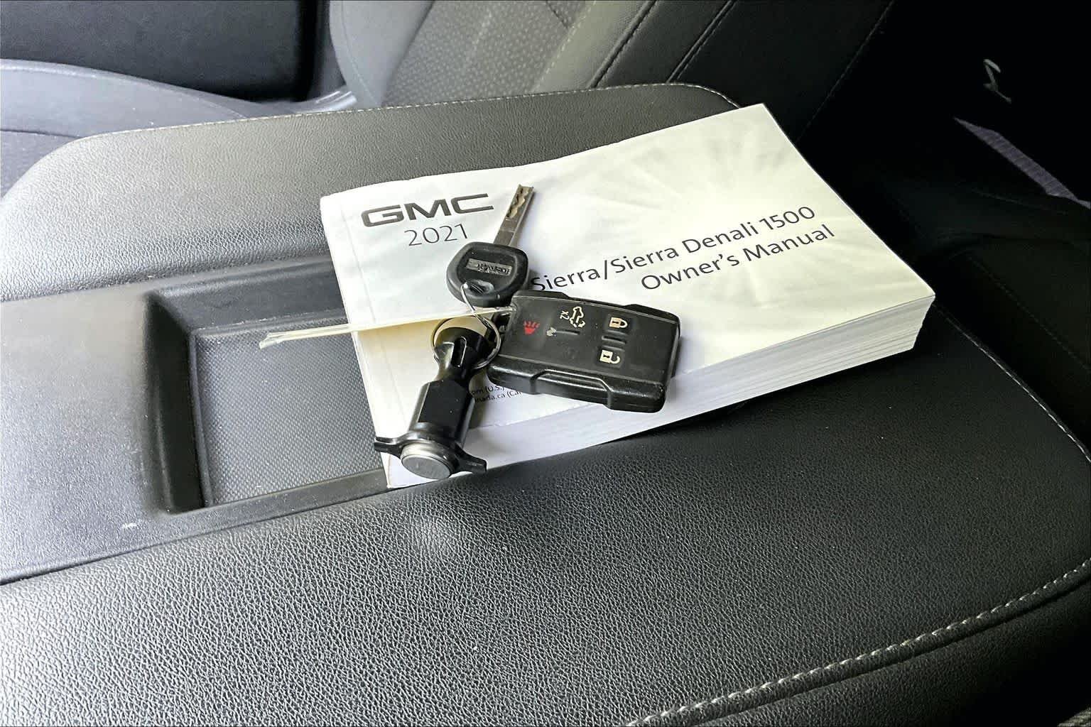 Used 2021 Summit White GMC  image 13
