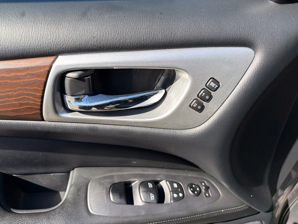 Used 2020 Gray Nissan Platinum image 9
