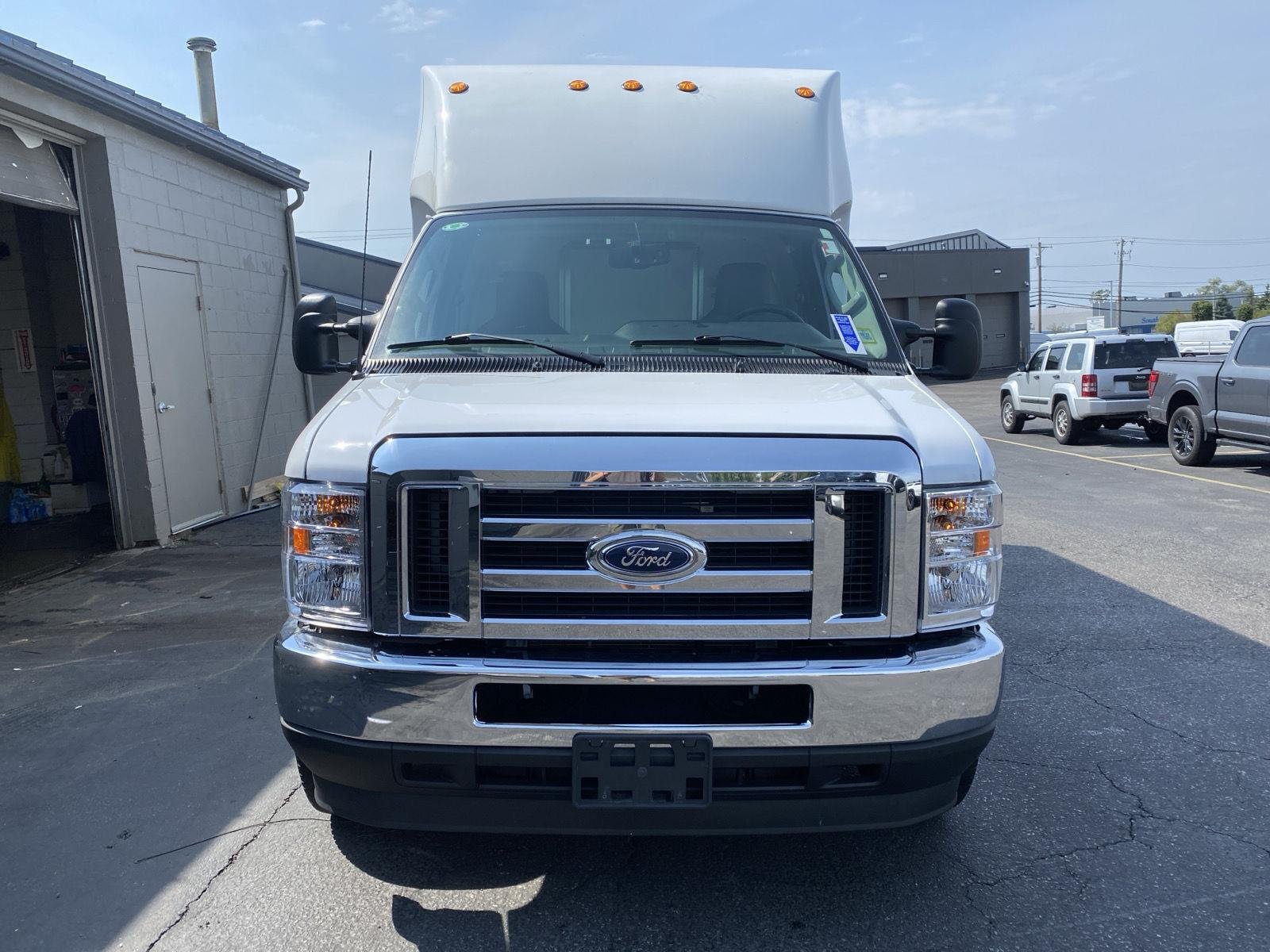 Used 2025 Wh Ford  image 2