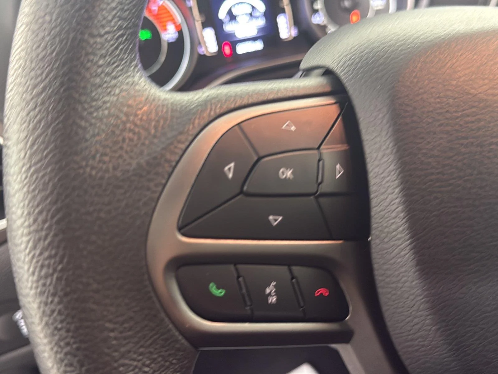 Used 2020 Diamond Black Crystal Pearlcoat Jeep Latitude image 27