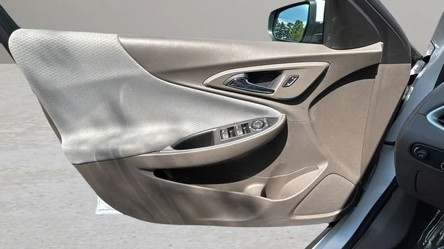 Used 2025 White Chevrolet LT image 17