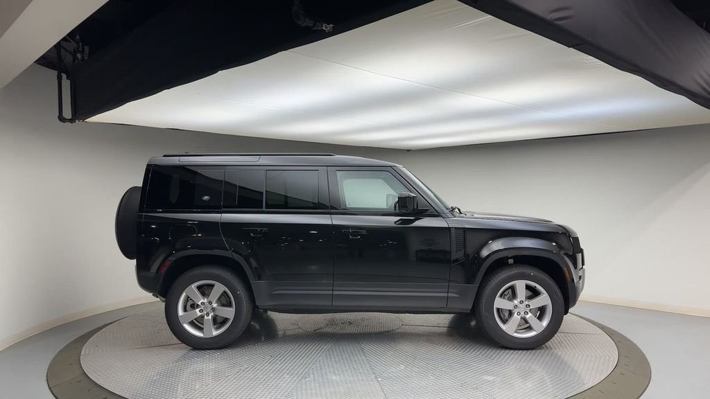 Used 2024 Santorini Black Metallic Land Rover S image 9