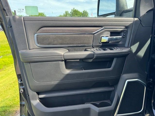 New 2026 Diamond Black Crystal Pearl-Coat Exterior Paint RAM Laramie image 7