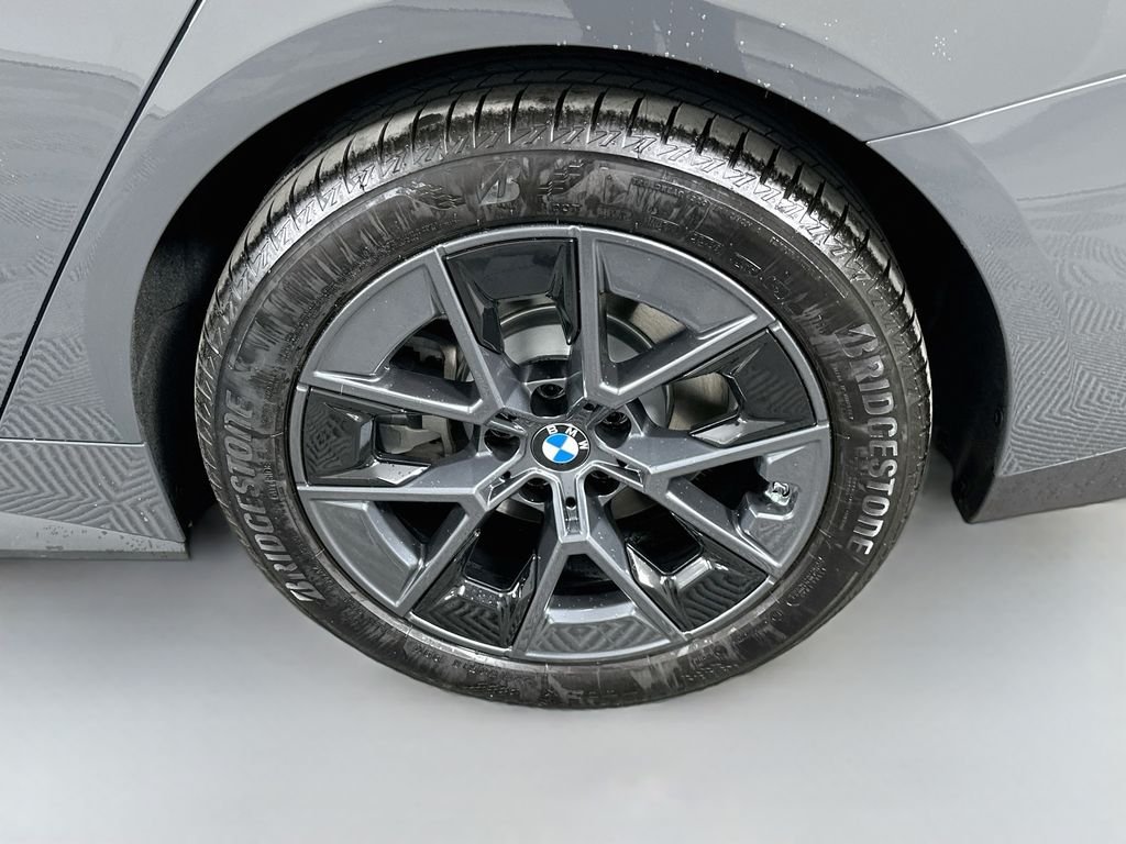 New 2026 Dravit Grey Metallic BMW xDrive40 image 23