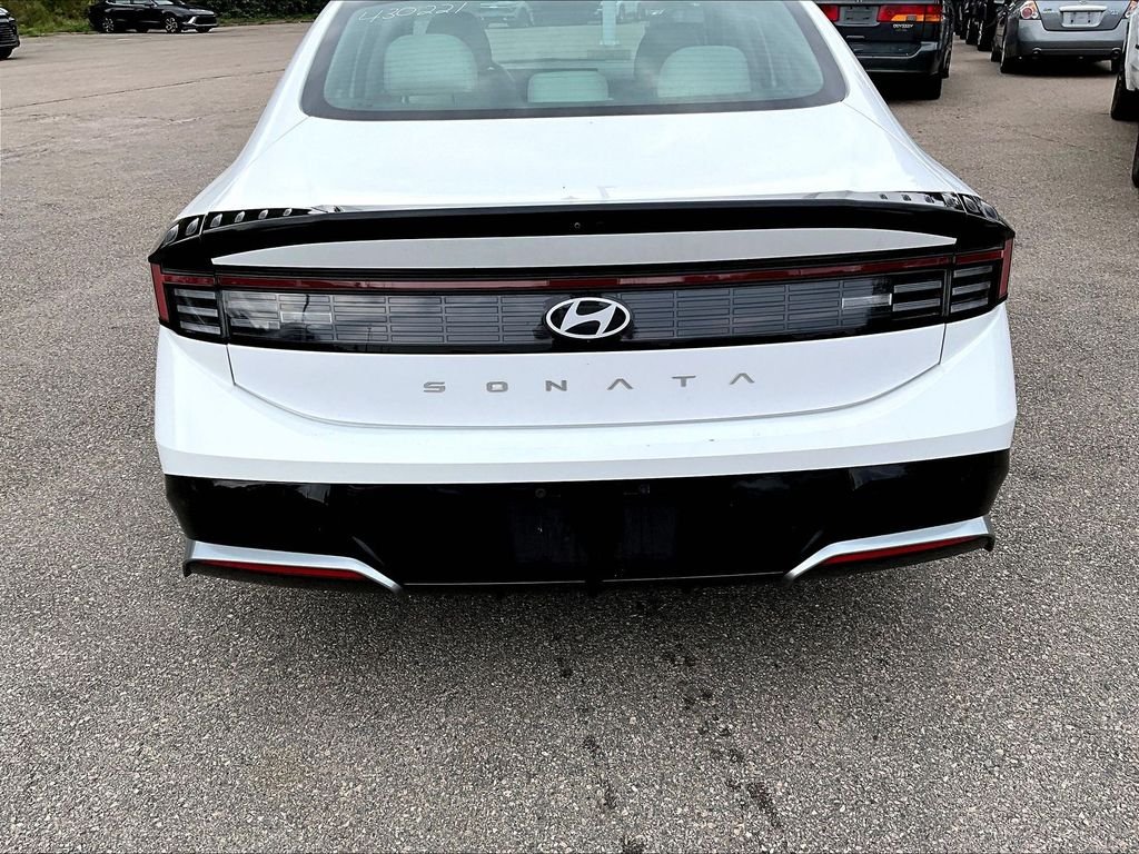 Used 2025 White Hyundai SEL image 10