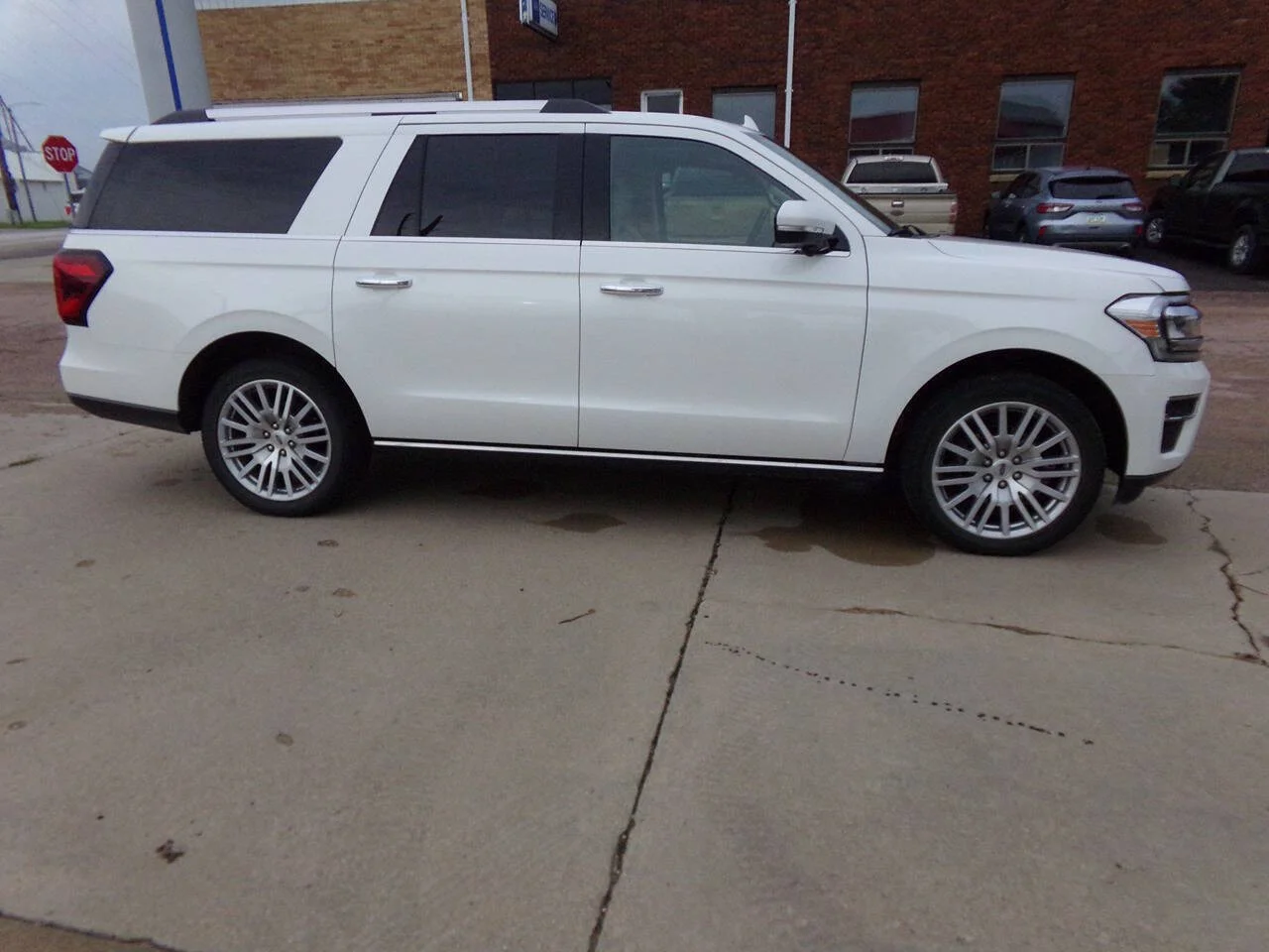 Used 2024 Oxford White Ford Limited 4x4 4dr SUV image 4