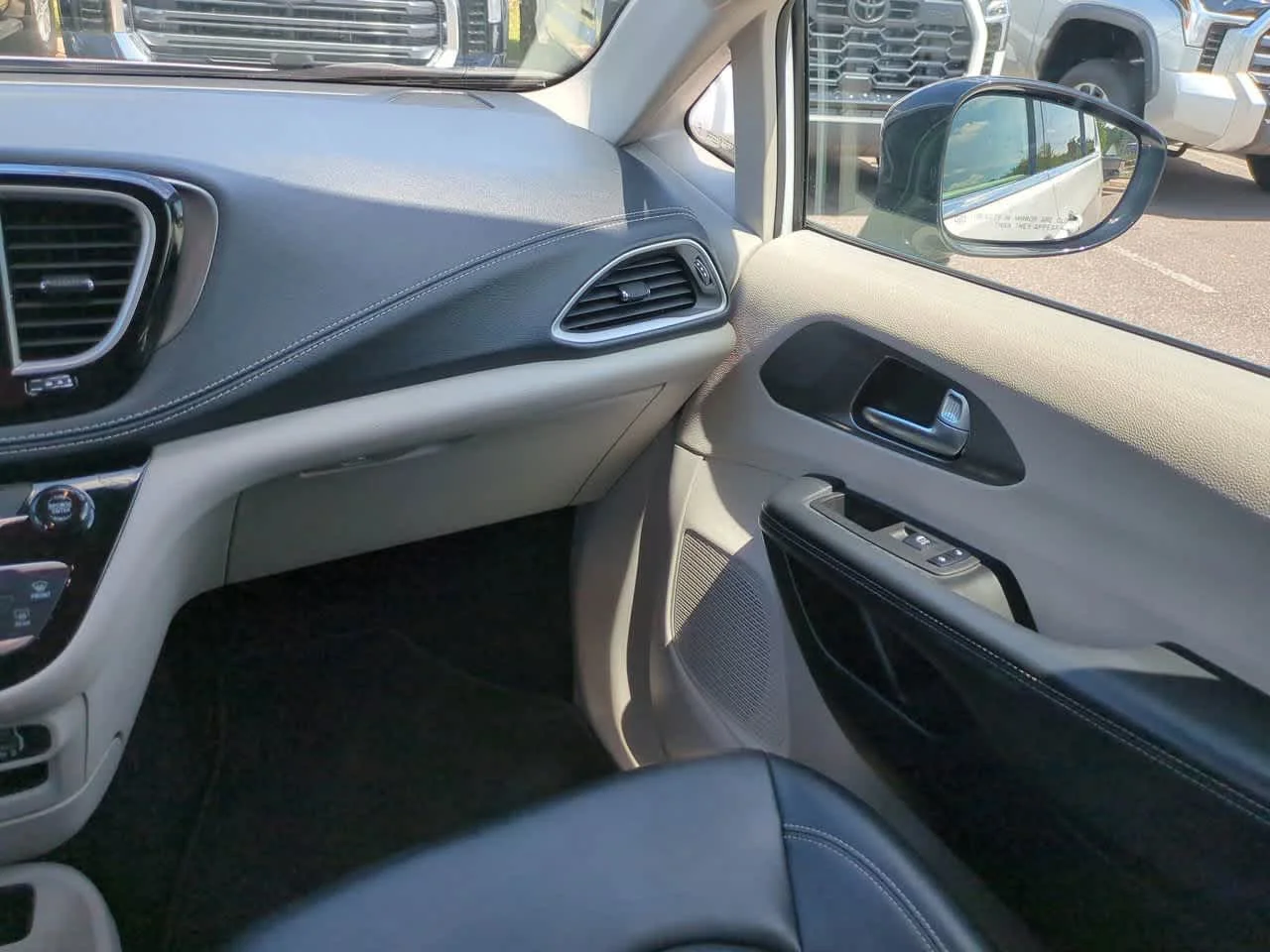 Used 2024 Bright White Clearcoat Chrysler Hybrid Select image 16