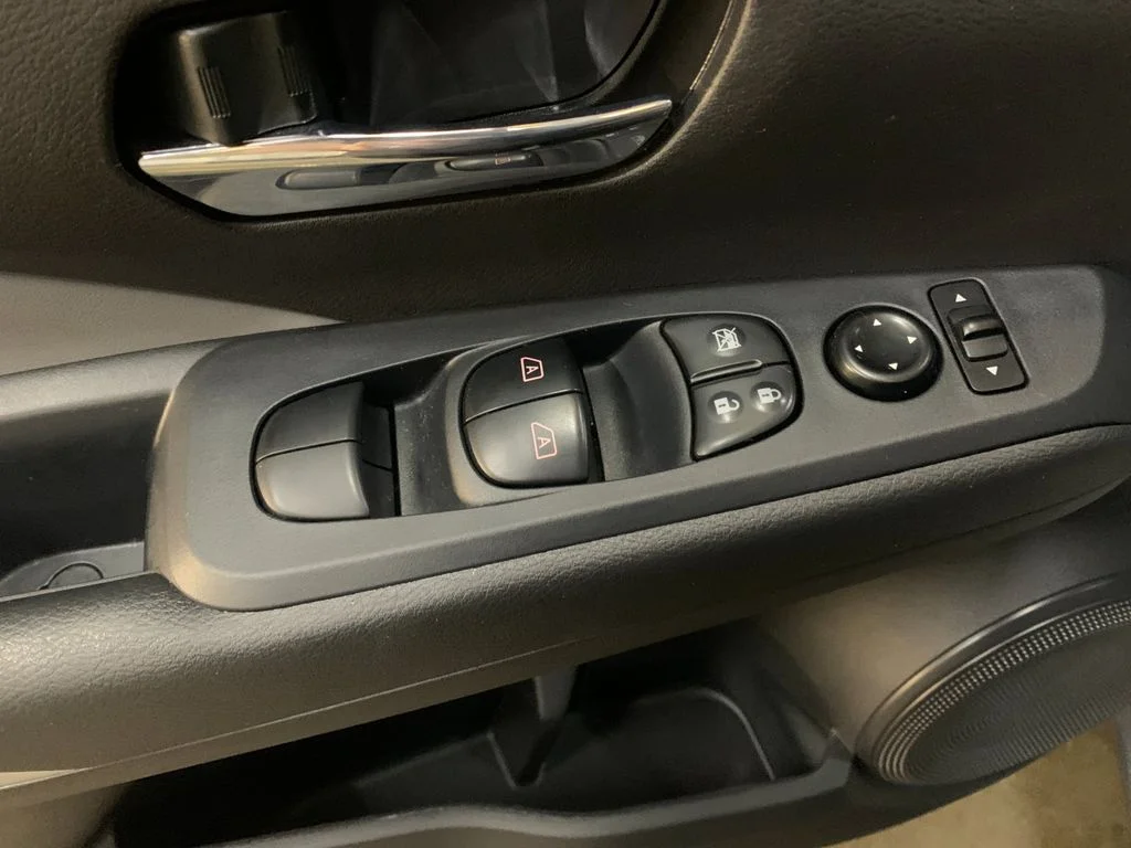 Used 2023 Gray Nissan SR image 13