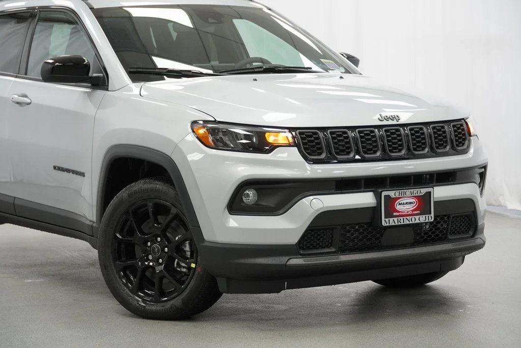 New 2026 Silver Zynith Metallic Clear-Coat Exterior Paint Jeep Latitude image 3