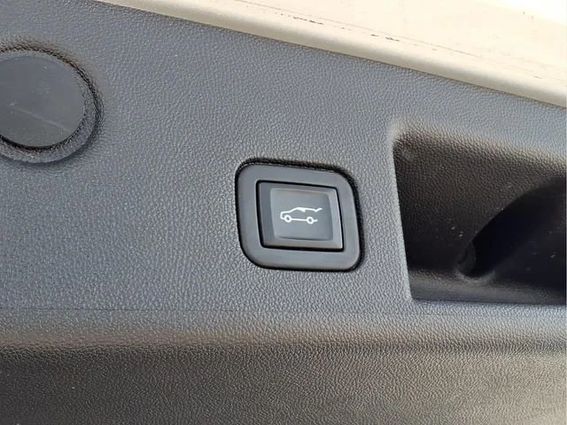 Used 2022 Silver Ice Metallic Chevrolet Premier image 26