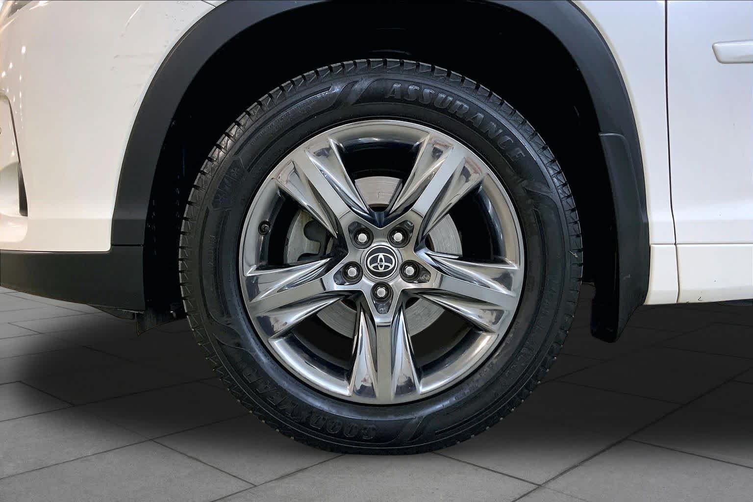 Used 2017 Blizzard Pearl Toyota Limited Platinum image 10