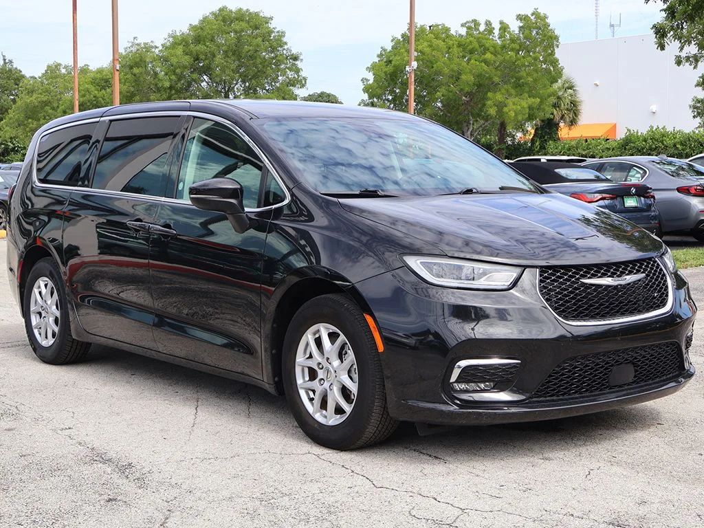 Used 2023 Black Chrysler Touring L image 57