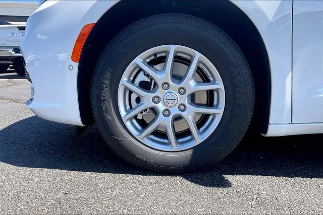 2026 Chrysler Pacifica Select - Photo 12