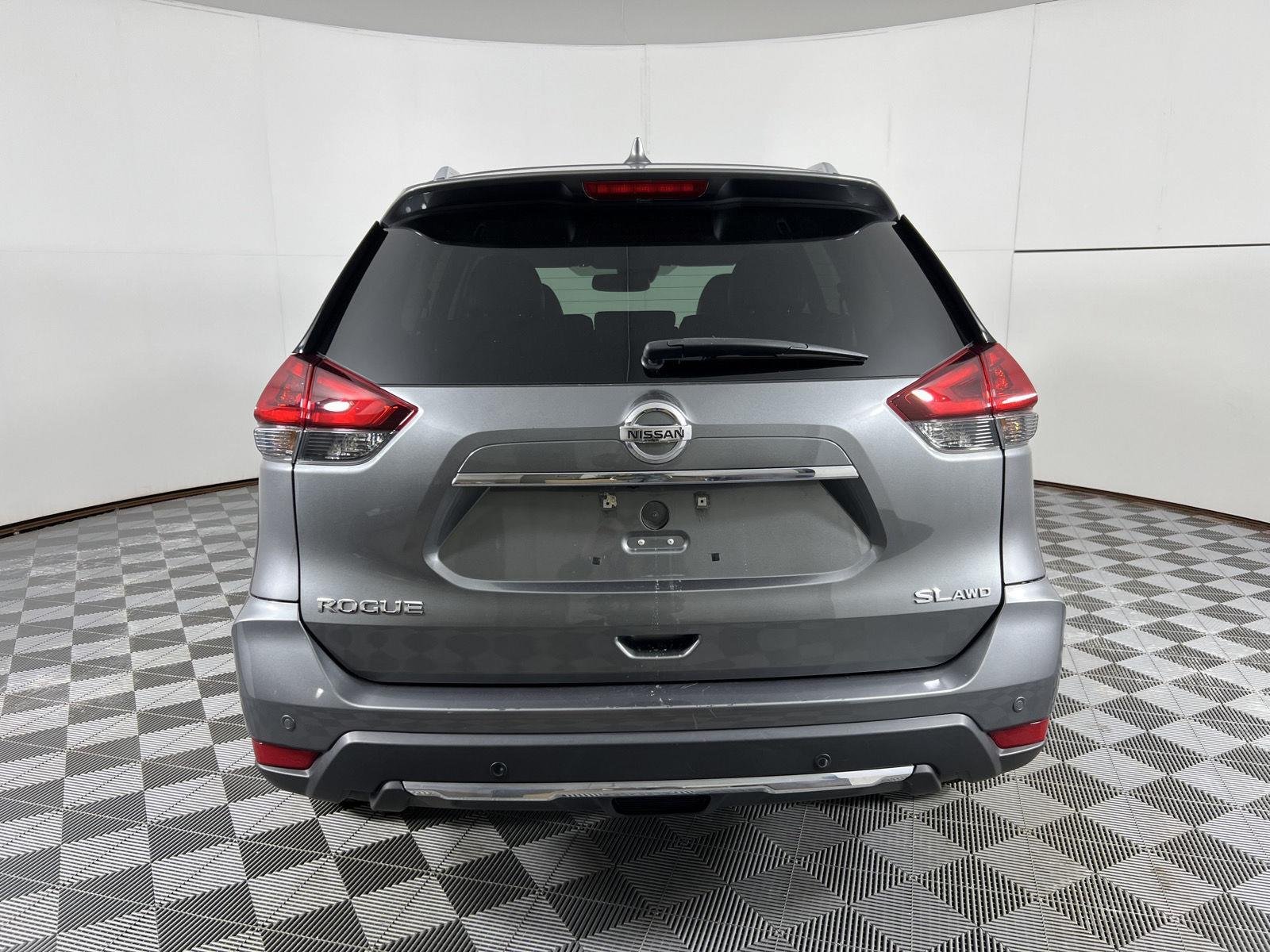 Used 2019 Gun Metallic Nissan SL image 9
