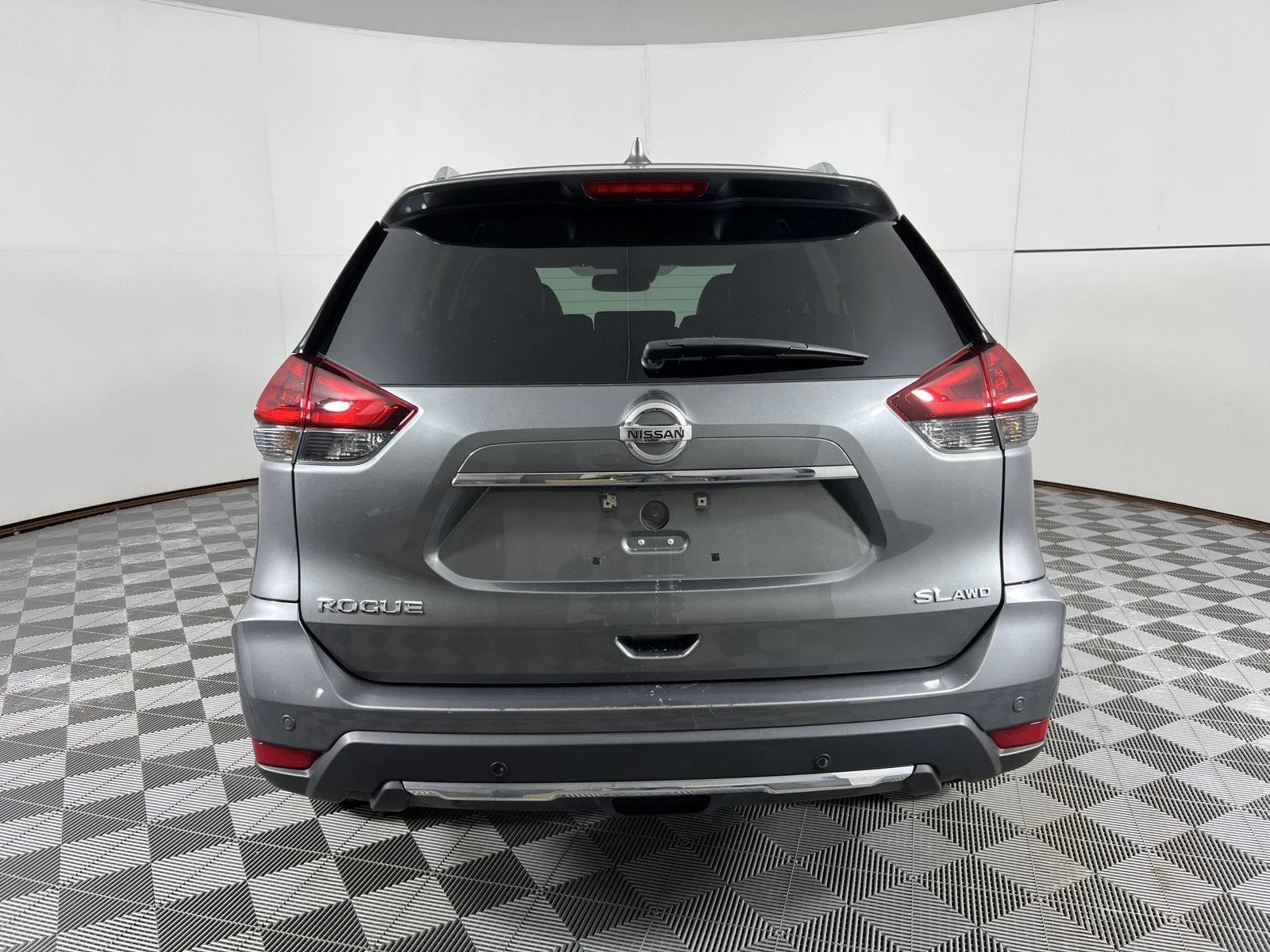 Used 2019 Gun Metallic Nissan SL image 9