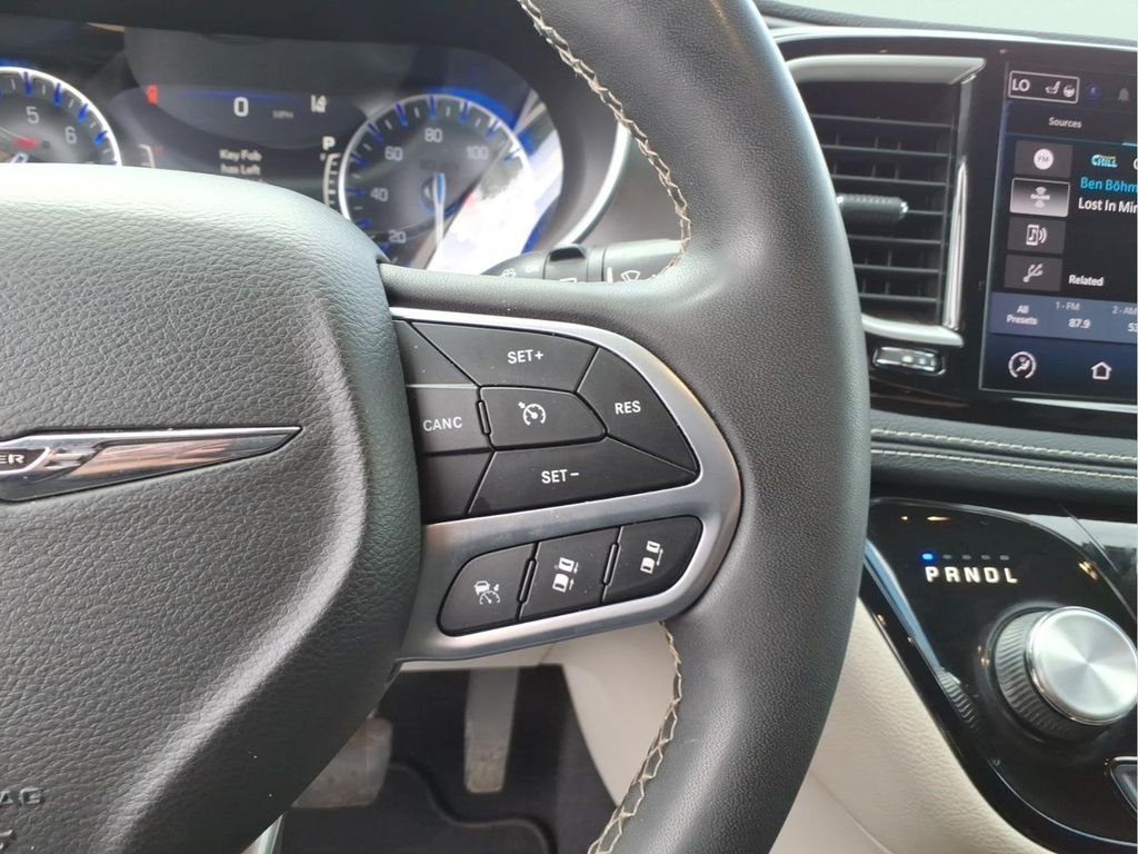 Used 2022 Red Chrysler Touring L image 26