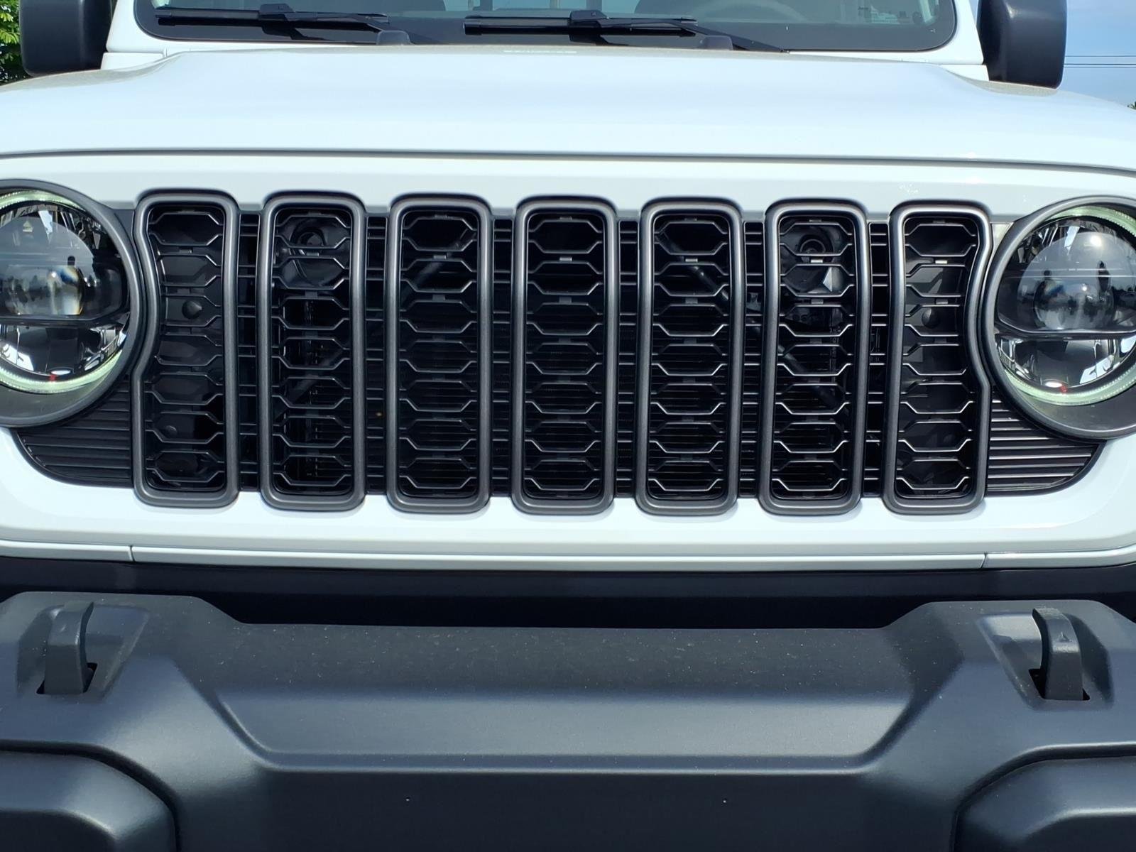 New 2026 Bright White Clear-Coat Exterior Paint Jeep Sahara image 15