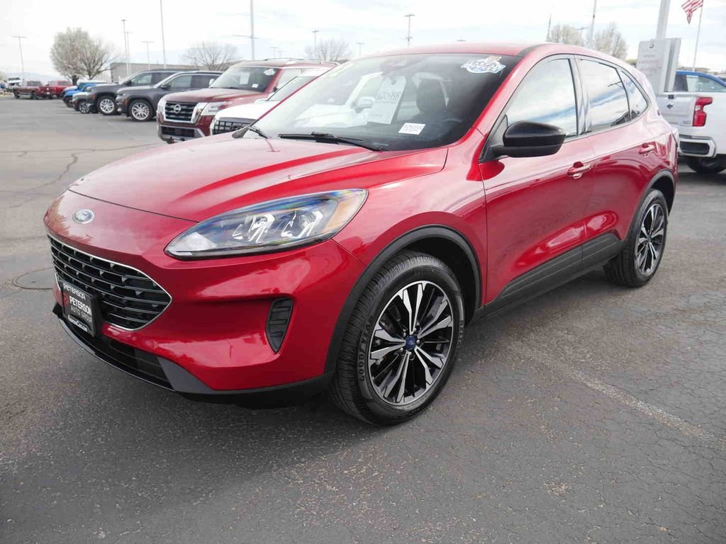 Used 2022 Red Ford SE image 4