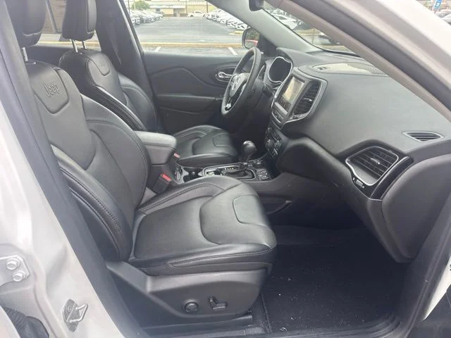Used 2023 White Jeep Altitude image 25