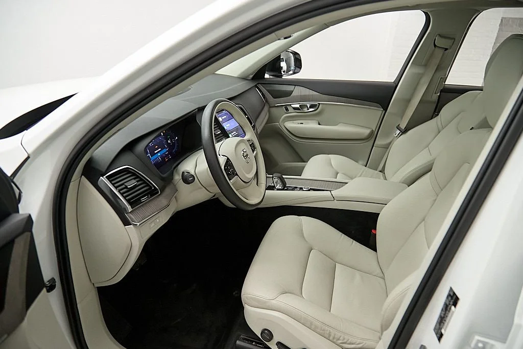 New 2023 Crystal White Volvo Plus image 18