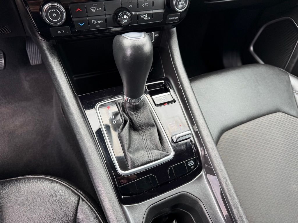 Used 2024 White Jeep Latitude image 23