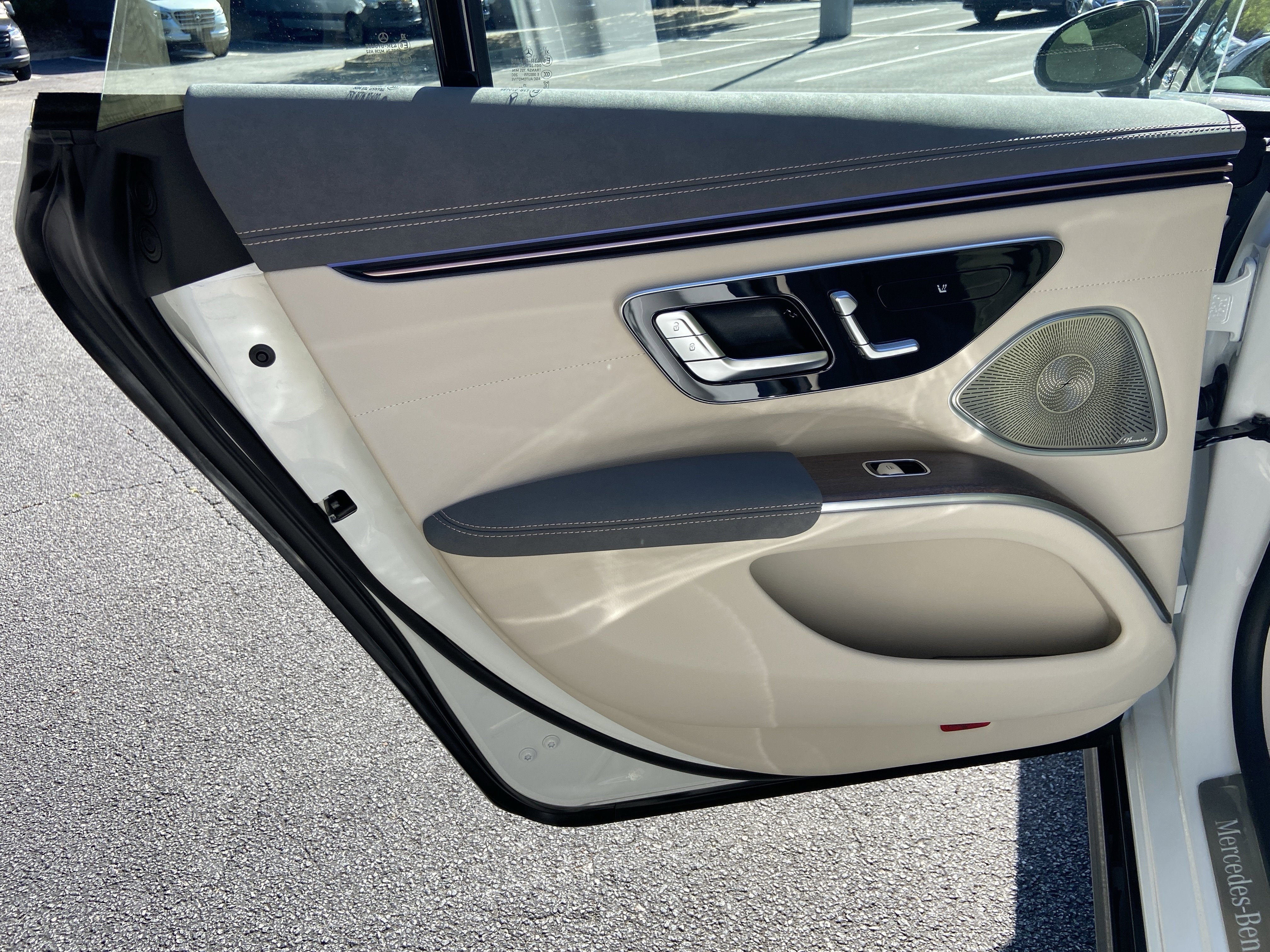 New 2026 MANUFAKTUR Moonlight White Metallic Mercedes-Benz EQS 450 4MATIC® Sedan image 37