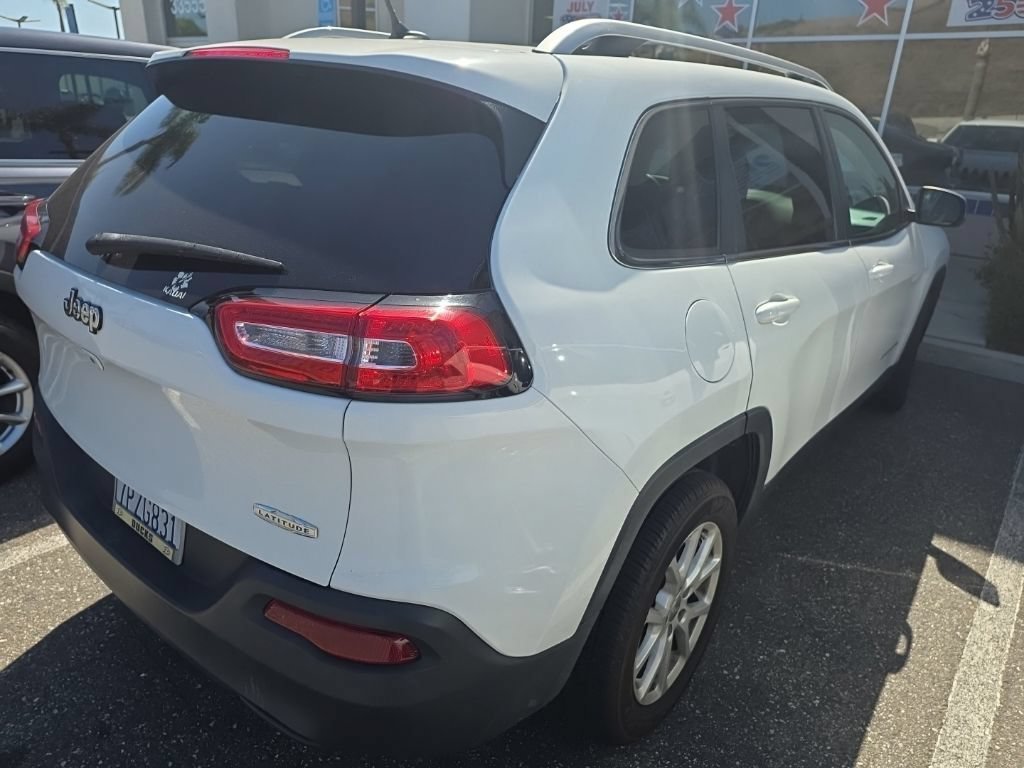 Used 2016 Bright White Clearcoat Jeep Latitude image 5