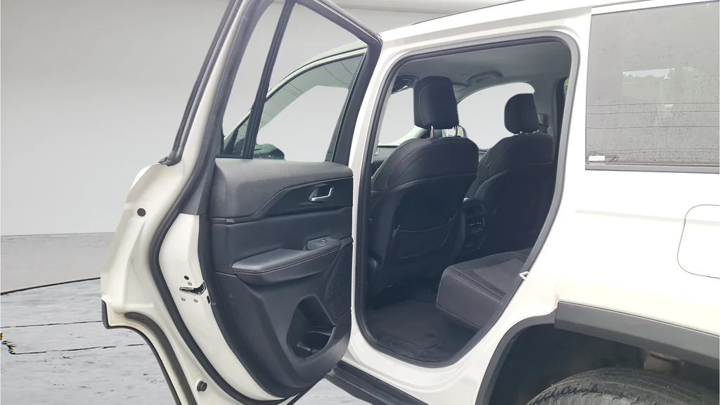Used 2023 White Jeep Laredo image 11