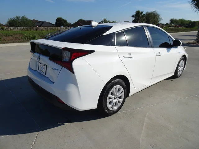 Used 2020 Super White Toyota LE image 4
