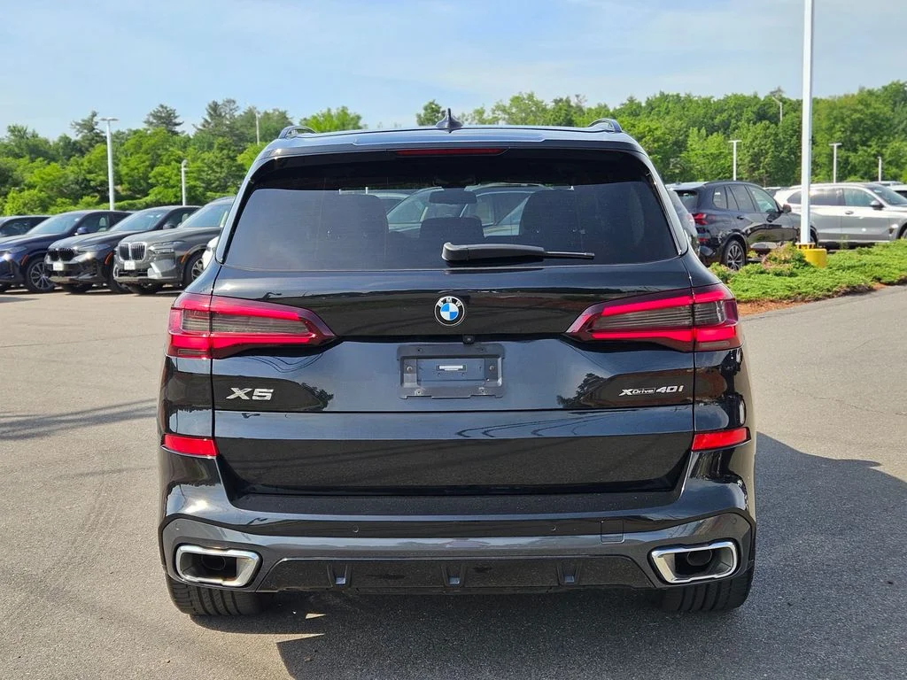Certified Used 2022 Black Sapphire Metallic BMW xDrive40i image 6