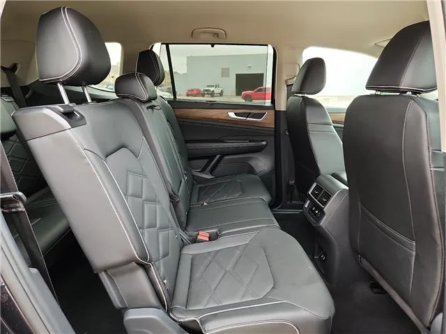 Used 2025 Platinum Gray Metallic Volkswagen 2.0T SE w/Technology Front-Wheel Drive image 13