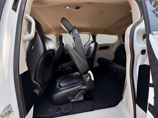 Used 2022 Bright White Clearcoat Chrysler Touring L image 20