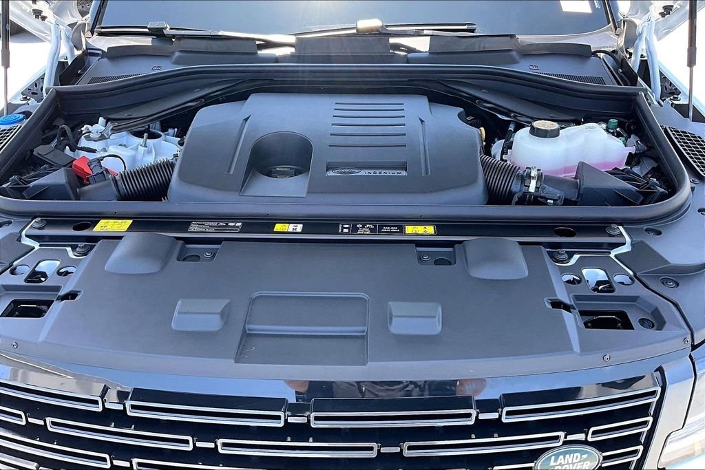 New 2026 FUJI WHITE Land Rover Dynamic SE image 12