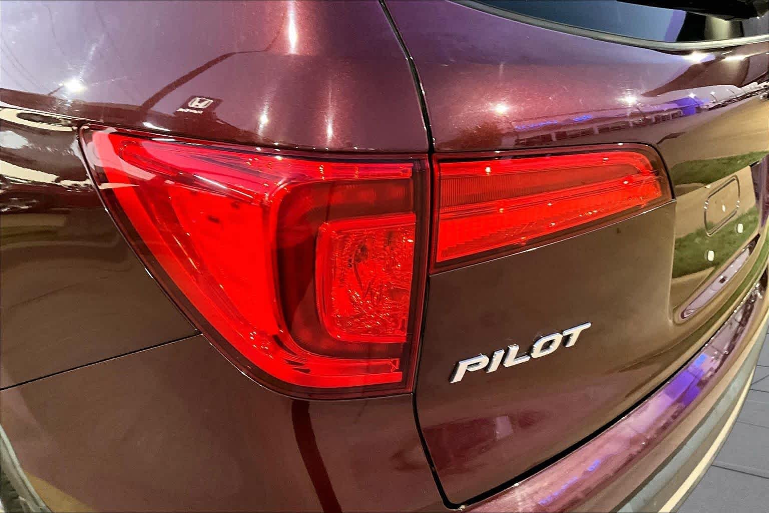 Used 2018 Deep Scarlet Pearl Honda Touring image 28