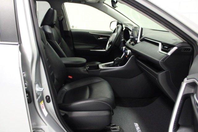 Certified Used 2019 Silver Toyota Xle premium image 17